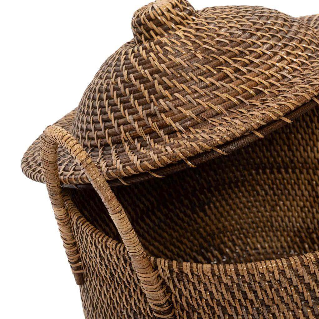 Koloniale rotan mand met deksel en handvaten in naturel bruin, hoogte 39 cm. Stijlvol opbergen voor elke kamer.