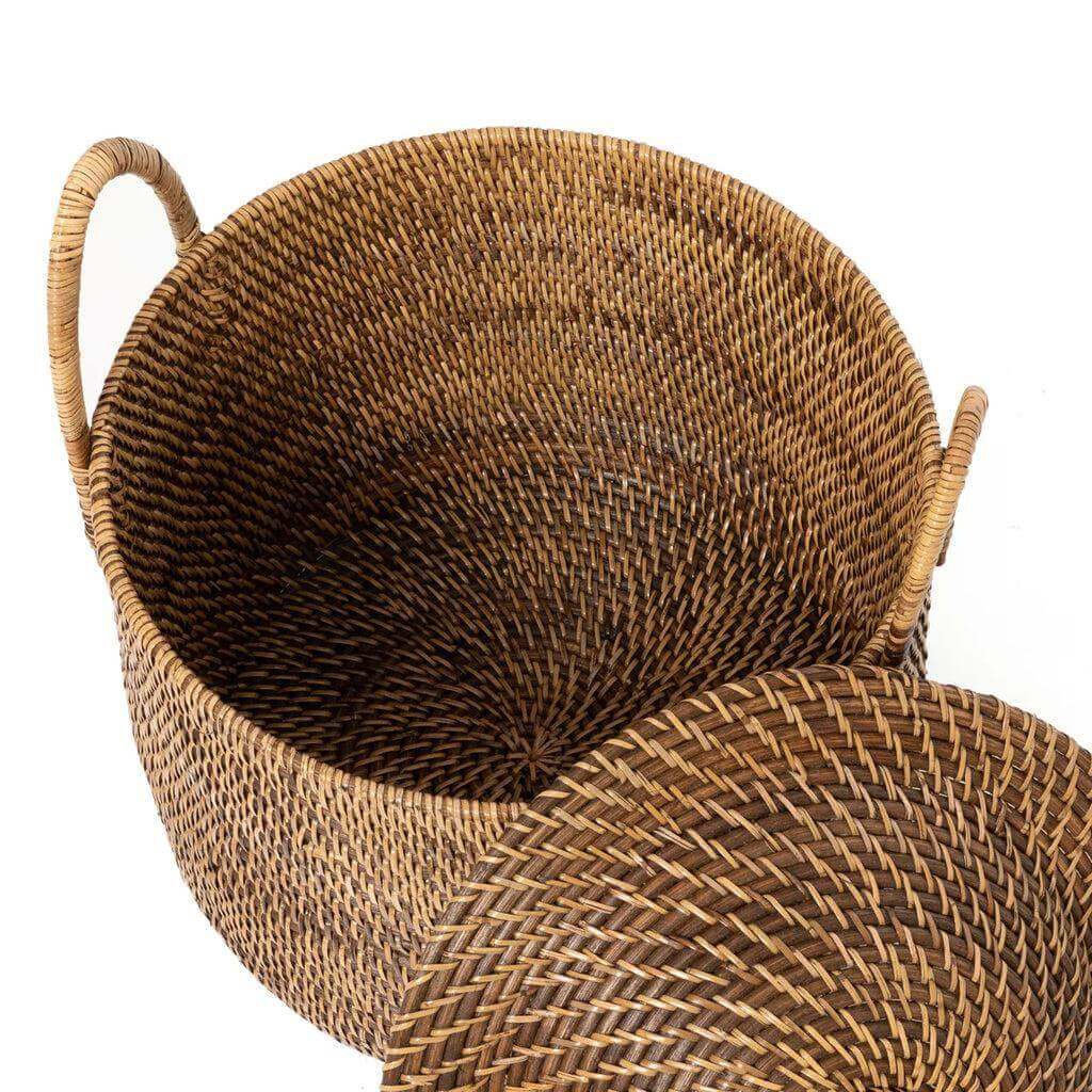 Koloniale rotan mand met handvatten en deksel in natuurlijke bruine tinten, 39x40x40 cm, stijlvol en praktisch voor opbergen.