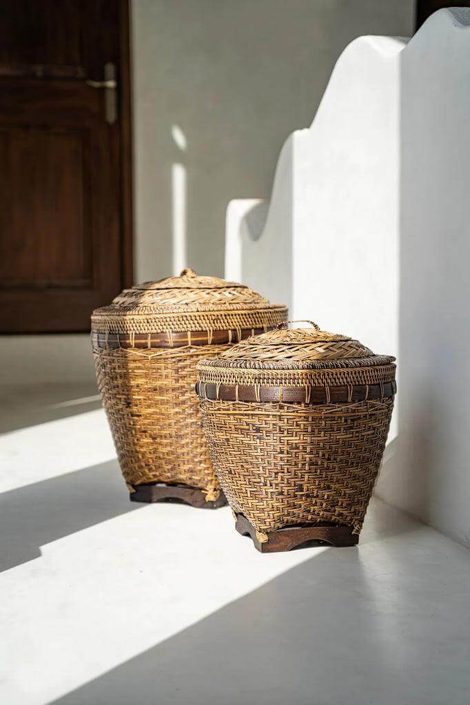 Handgemaakte rotan manden De Colonial, natuurlijk bruin, met elegant design. Hoogte 45 cm, breedte 42 cm, lengte 42 cm.