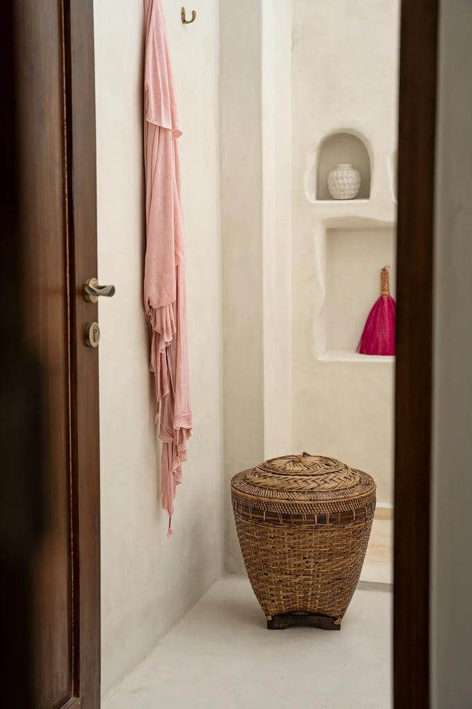 Klassieke handgemaakte rotan De Colonial storage mand in naturel bruin, stijlvol in een moderne woonruimte. Elegante en functionele opberging.