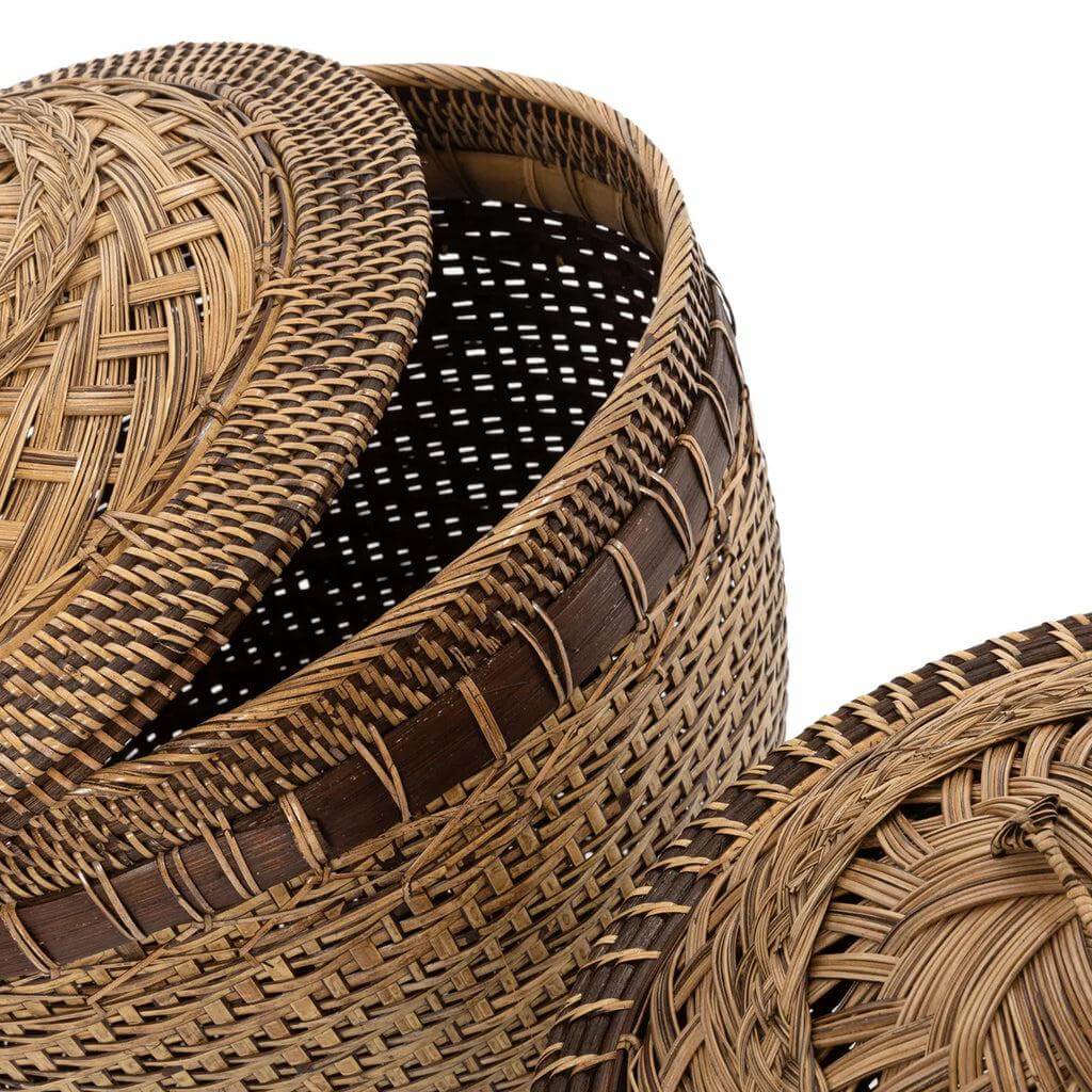 Handgemaakte rotan mand, natuurlijke bruine tint met elegante details, perfecte opbergoplossing voor elk interieur.