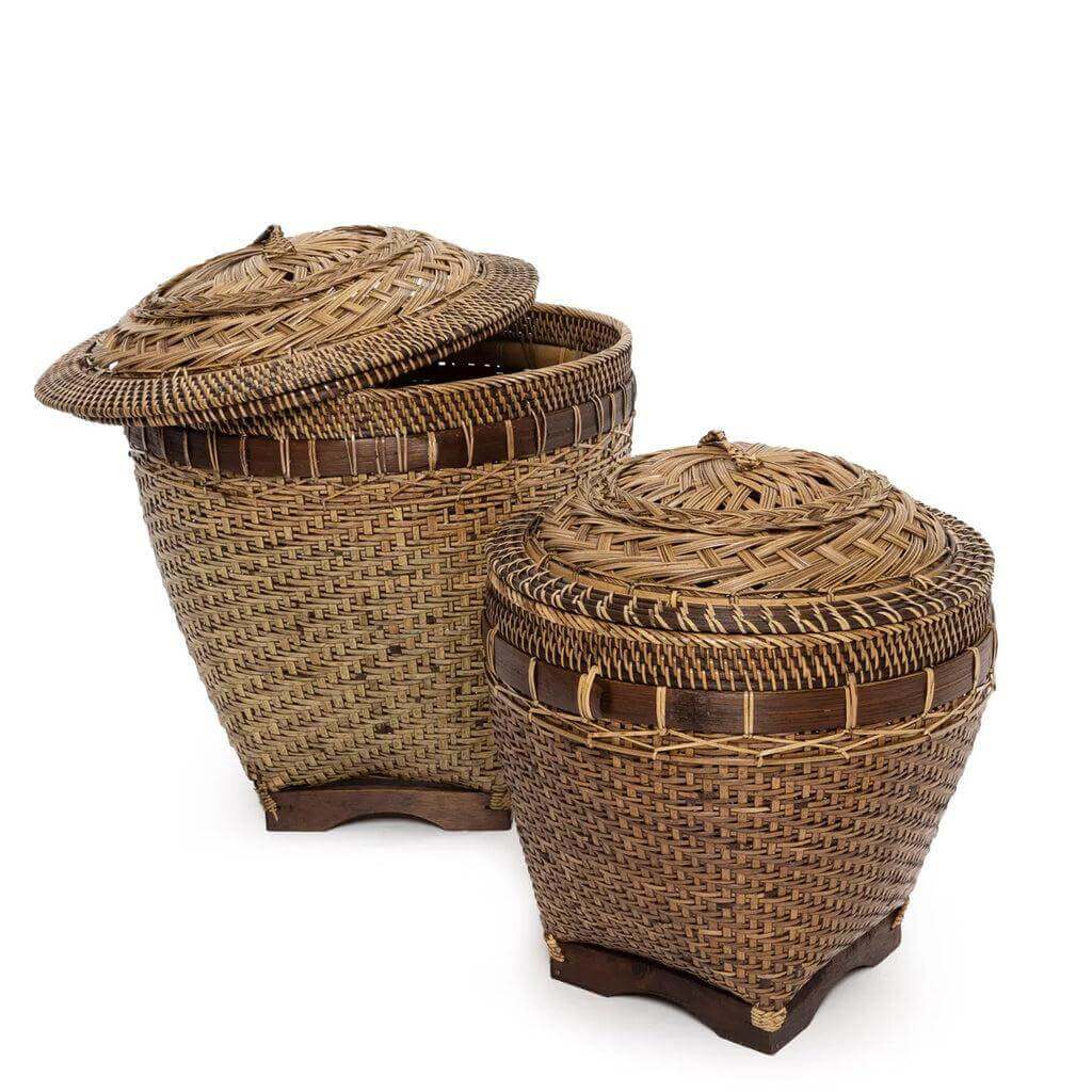 Twee handgemaakte rotan manden in naturel bruin, met deksels, klassieke elegante uitstraling, ideaal voor stijlvolle opslag.