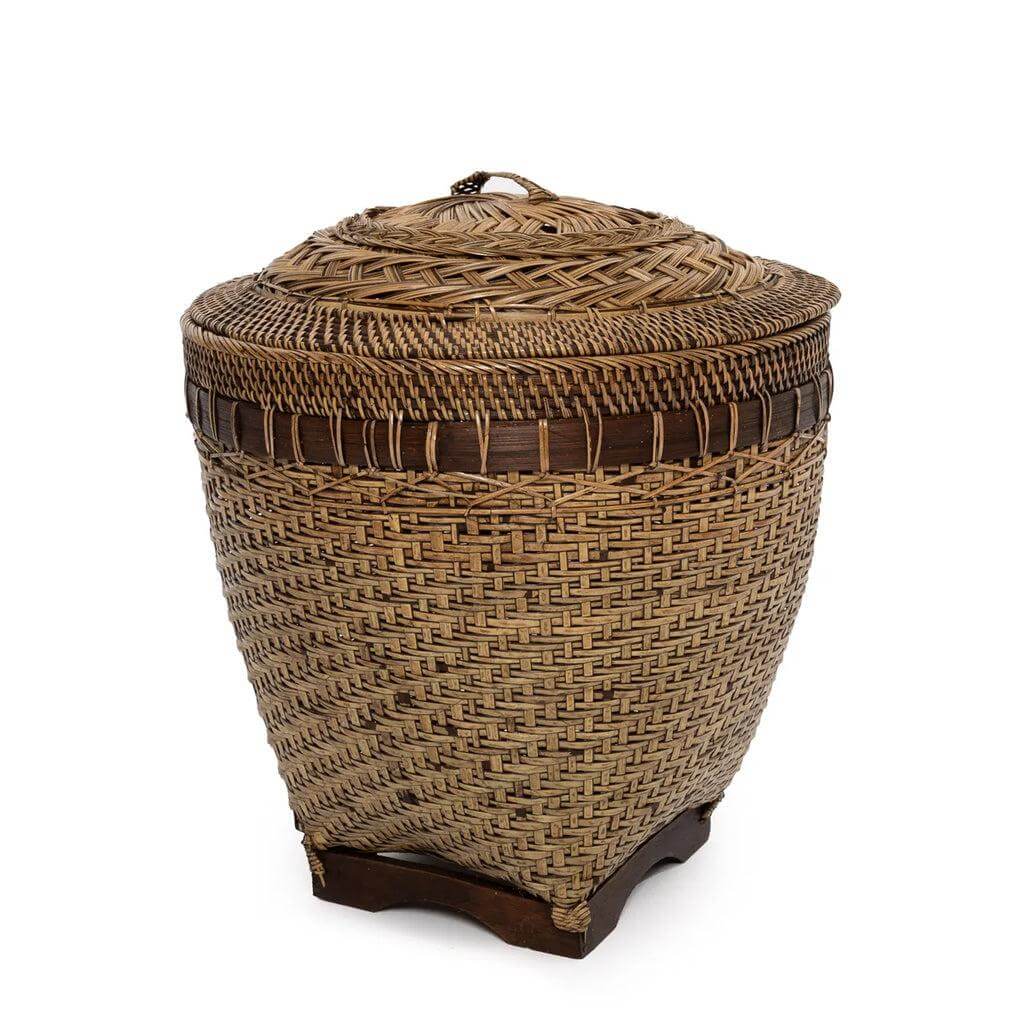 Alt Tag: Handgemaakte rotan opbergmand in natuurlijke bruine tint met elegant design, ideaal voor stijlvol en functioneel interieur.