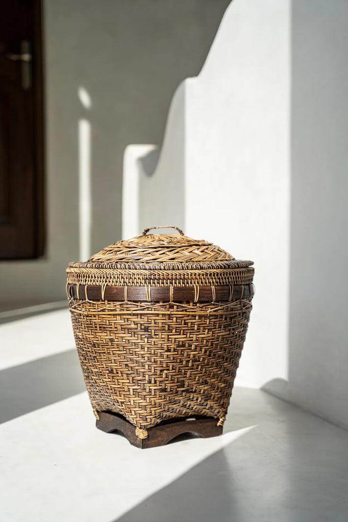 Handgemaakte rotan mand in naturel bruin, maat M, met klassieke elegantie en stijlvol ontwerp voor functionele opslag.