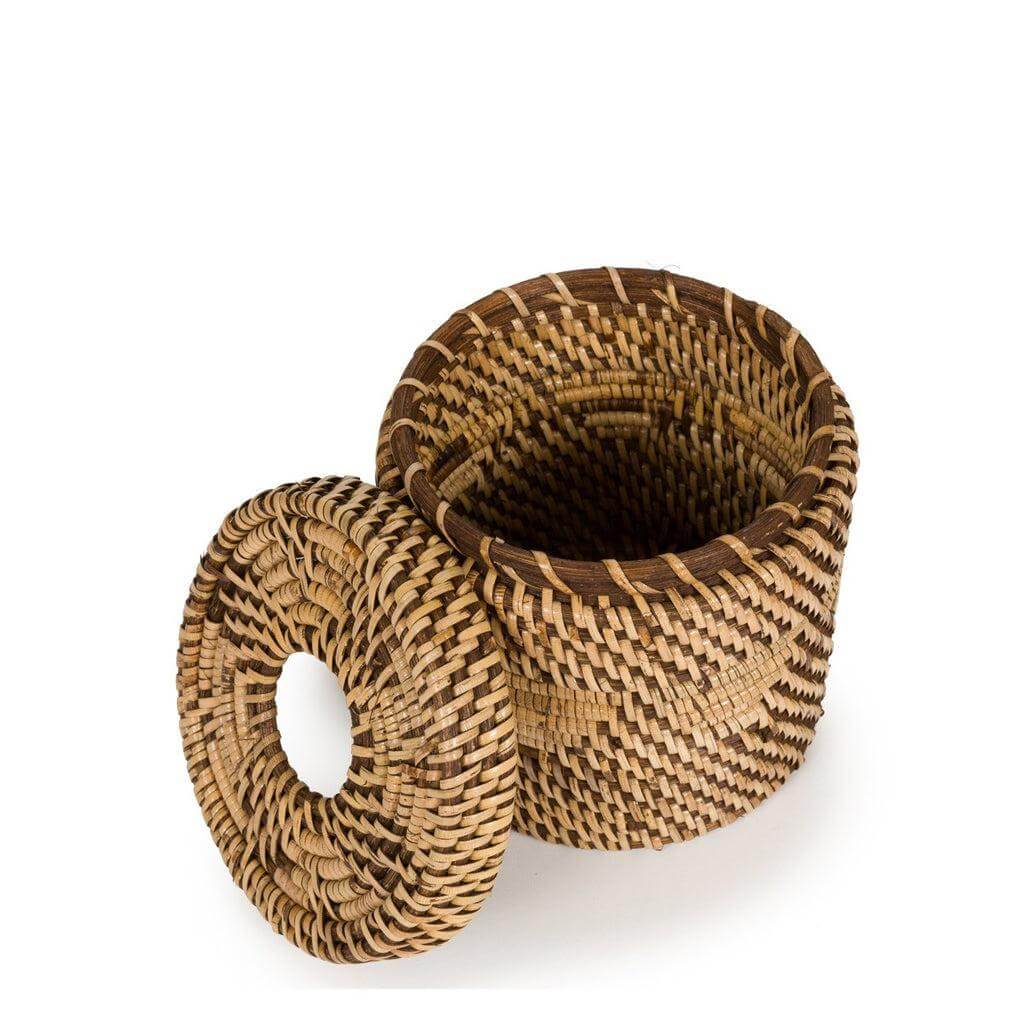 Handgeweven rotan tissuehouder in natuurlijk bruin met deksel, ideaal voor op bureau of badkamer, stijlvol en ruimtebesparend.