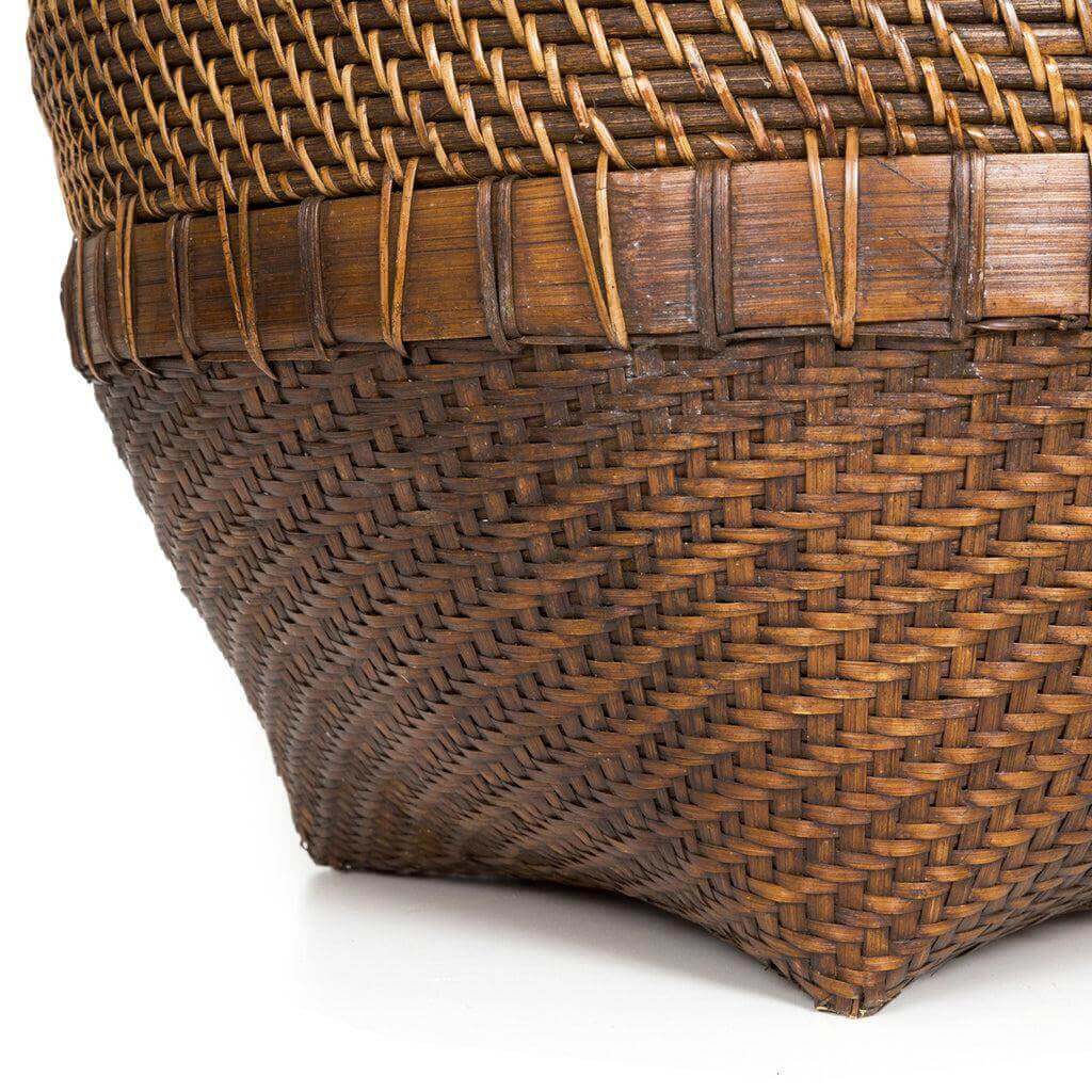 Handgeweven rotan wasmand in naturel bruin, perfect voor opbergen van was of speelgoed. Etnisch chique en stijlvol interieurstuk.