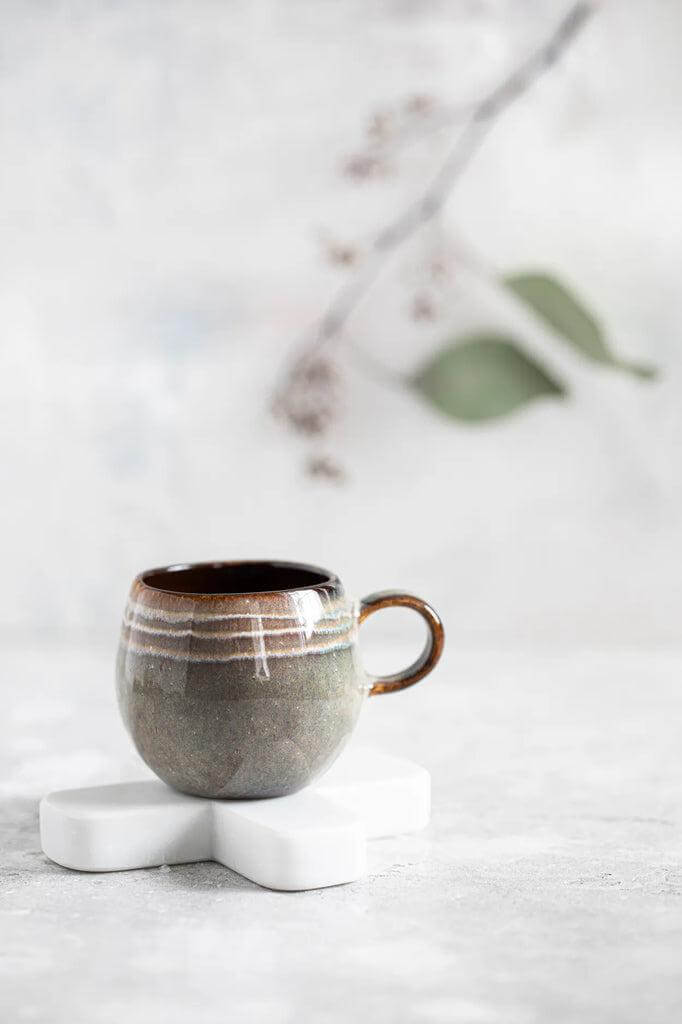 Portugees keramisch espresso kopje in gemengde kleuren op een tafel, perfecte keuze voor stijlvolle brunches en diners.