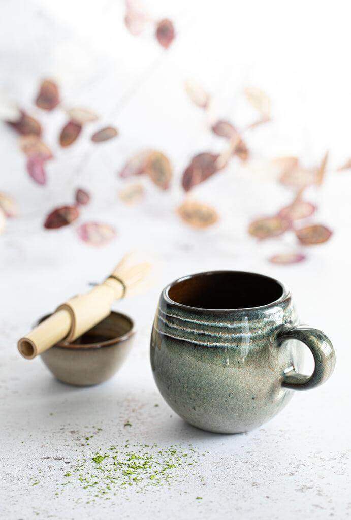 Portugese aardewerk koffiemok, stijlvol groen met beige tinten, perfect voor elke gelegenheid, vaatwasserbestendig en voedselveilig.