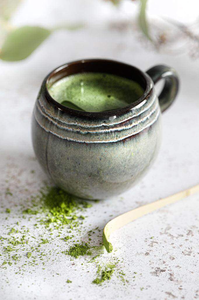 Stijlvolle groene keramische mok uit De Comporta set voor zes, ideaal voor brunch of diner met unieke Portugese kleurschakeringen.