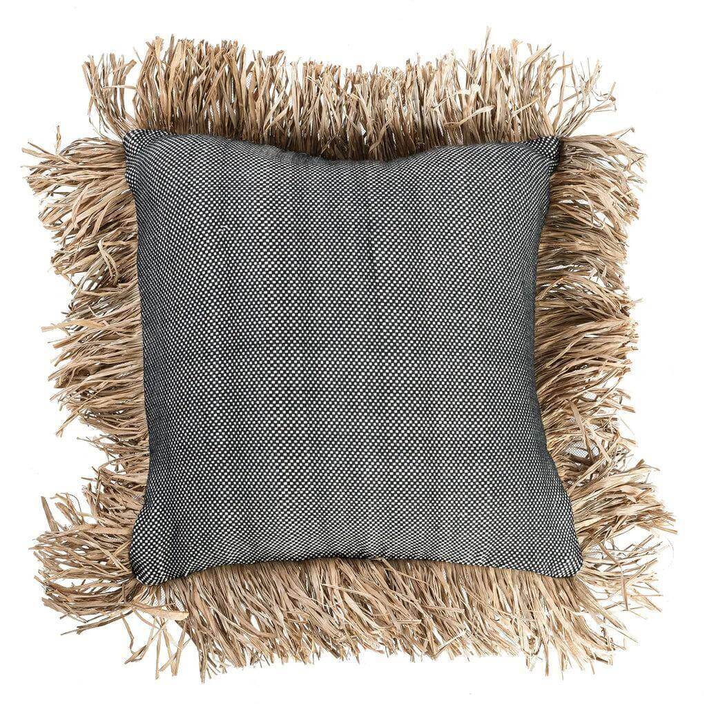 Stijlvolle De Cotton Bonita 40x40 kussenhoes met zwart-wit patroon en raffia franjes voor een 'coastal' look. Kleur: Naturel Zwart.