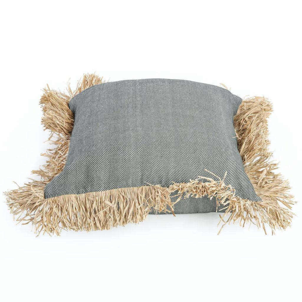 Zwart-wit kussenhoes met raffia franjes, 60x60 cm, voor een stijlvolle en 'coastal' uitstraling in huis of tuin. Geen binnenkussen inbegrepen.