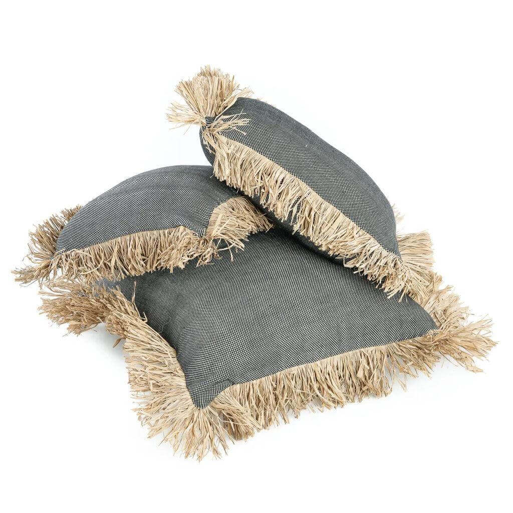 Stijlvolle zwart-wit gestippelde kussenhoes met raffia franjes, perfecte toevoeging aan strandthema interieur. Formaat 60x60 cm.