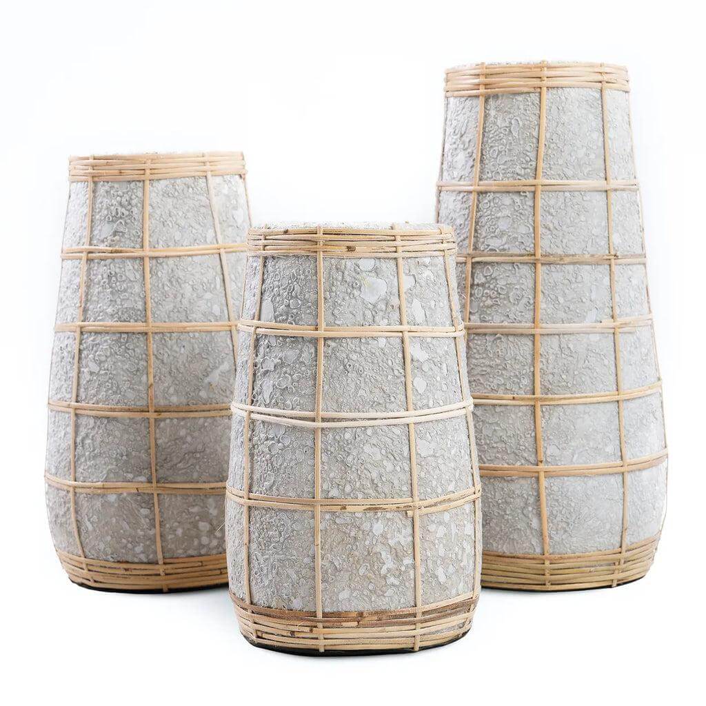 Drie terracotta vazen met rotan details in betongrijs, perfecte decoratie voor droge bloemen. Voeg een kustgevoel toe aan je interieur.