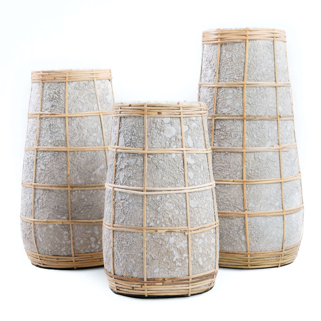 Drie terracotta vazen met rotan detail, betongrijs naturel, voor droge bloemen. Beschikbaar in S, geschikt voor een kuststijl interieur.