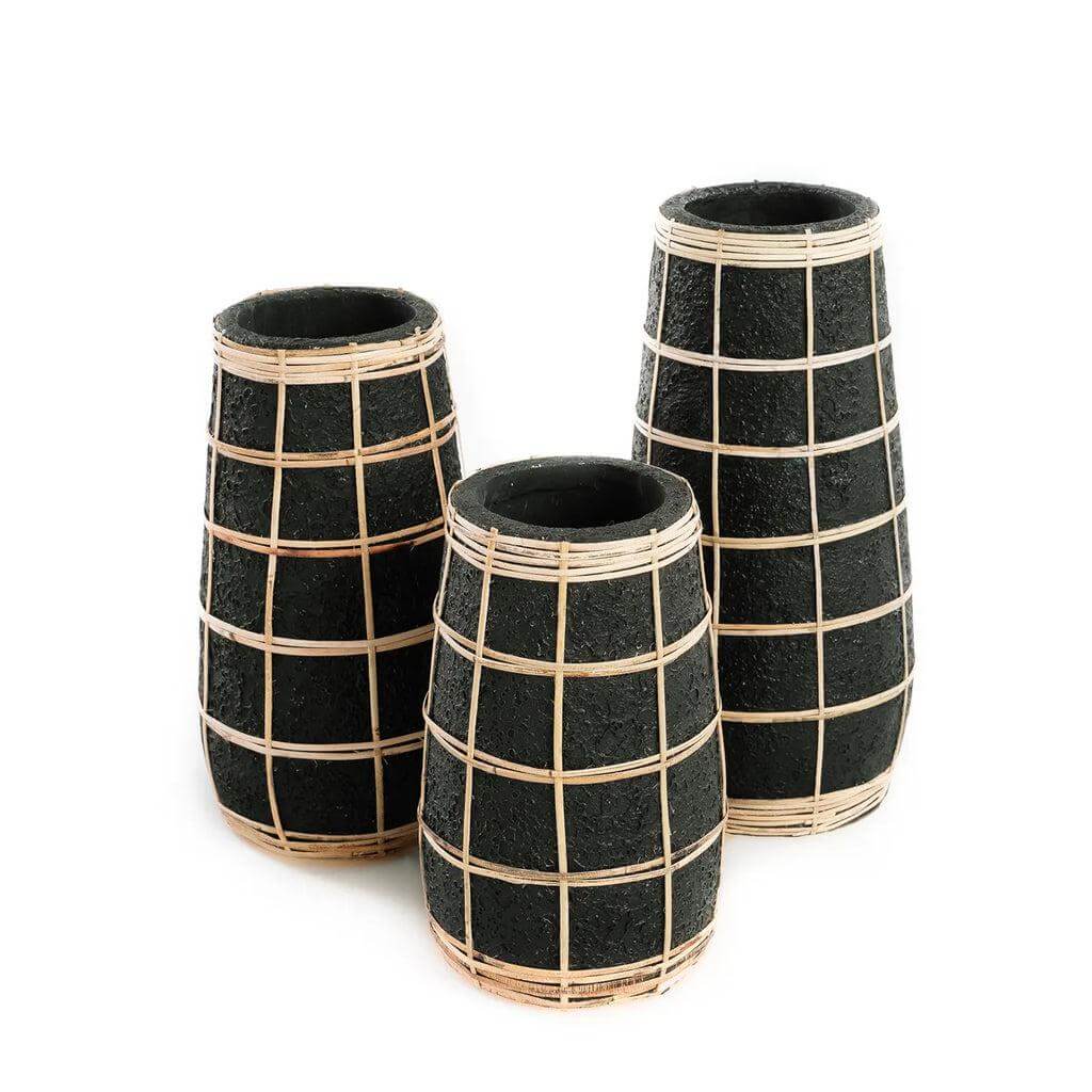De Cutie Vaas Zwart Naturel - Medium maat met rotan details, ideaal voor gedroogde bloemen. Stijlvolle terracotta vaas voor een kustgevoel.