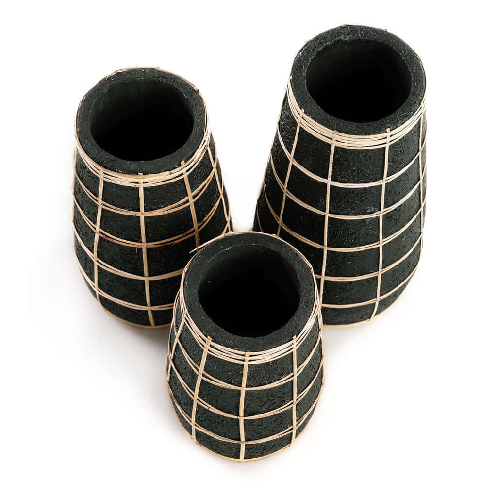 Drie zwarte terracotta vazen met rotan details voor een natuurlijk kustgevoel, geschikt voor gedroogde bloemen.