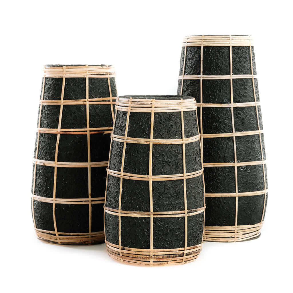 Set van drie terracotta vazen met zwart en rotan design, geschikt voor gedroogde bloemen. Perfect voor woonkamer of overdekte patio.