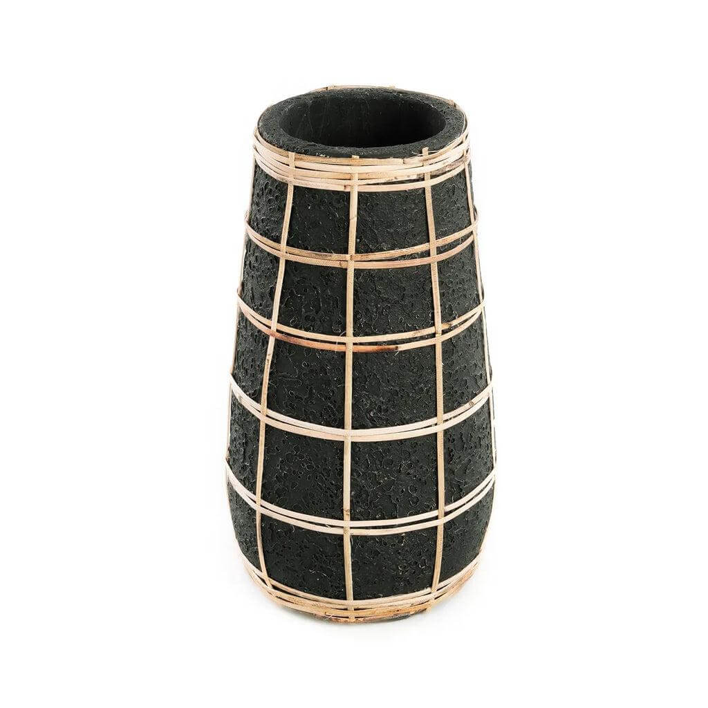 Slanke terracotta vaas De Cutie in zwart met rotan details, perfect voor droogbloemen, 26 cm hoog.