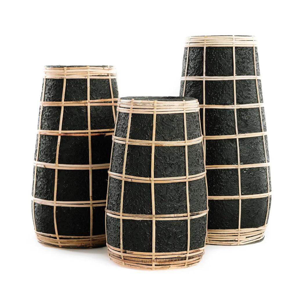 Drie zwarte terracotta vazen met rotan detail, perfect voor gedroogde bloemen. Decoratief voor woonkamer of overdekte buitenruimte.