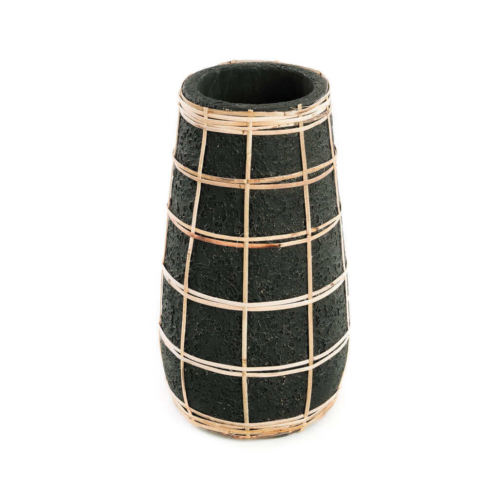 Alt Tag: "De Cutie Vaas - Zwart Naturel M, terracotta met rotan detail, ideaal voor gedroogde bloemen in woonkamer of badkamer."