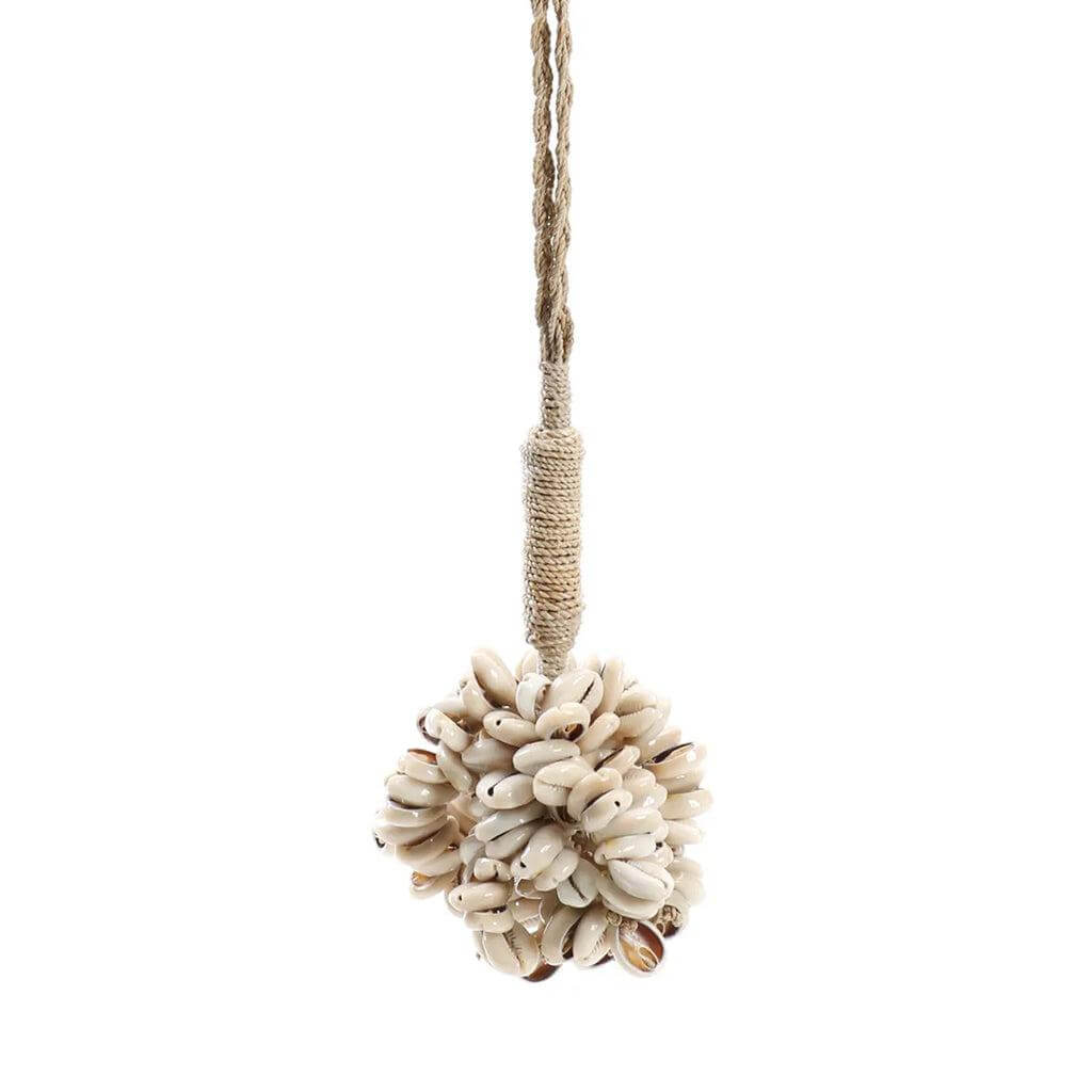Alt Tag: Natuurlijke schelpenhanger handgemaakt in Bali, perfect voor deuren en muren, voor een exotische bohemien sfeer, 60 cm lang.