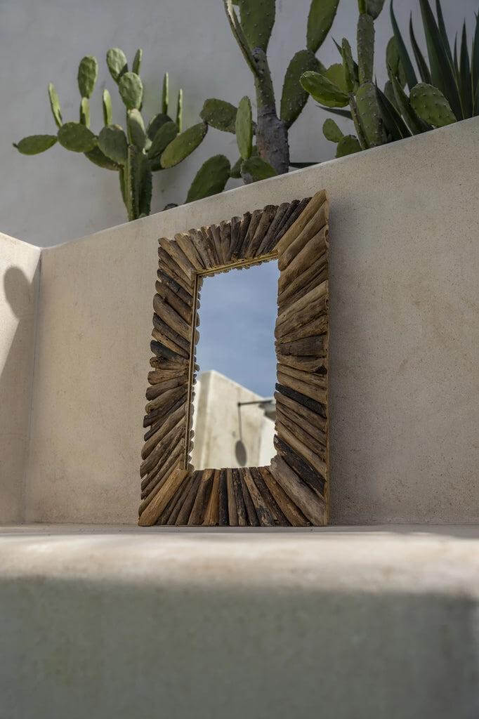 Alt Tag: De Driftwood Framed Spiegel - natuurlijke wanddecoratie gemaakt van drijfhout, rechthoekig ontwerp met spiegelglas.