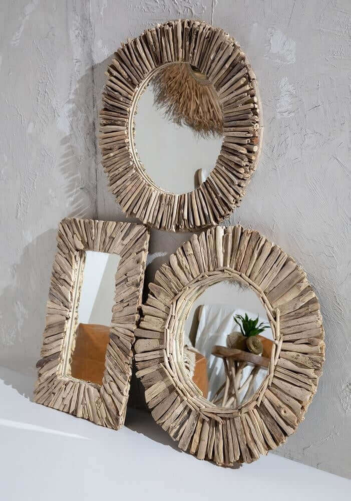 Een set drijfhouten spiegels aan de muur, inclusief De Driftwood Framed Spiegel - M, met rechthoekig en rond design, natuurlijke tinten.