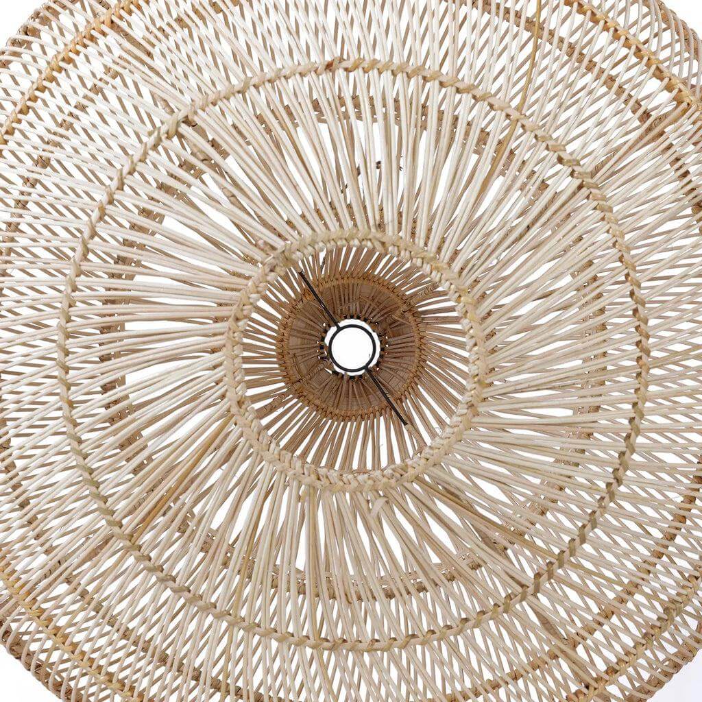 Rotan druppelvormige hanglampenkap in naturel kleur met complexe patroon, ideaal voor sfeervolle verlichting thuis.