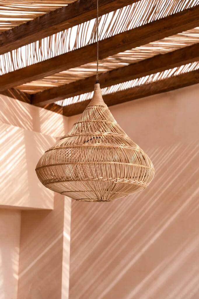 Stijlvolle rotan hanglamp in druppelvorm, perfecte sfeerverlichting voor interieur, kleur naturel. Hoogte 60 cm, breedte 55 cm.