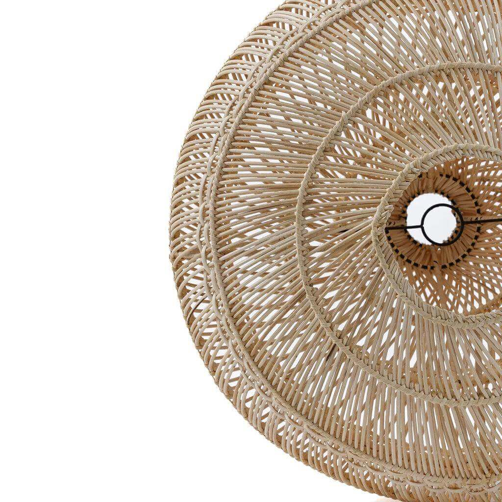 Rotan hanglampenkap De Drop met natuurlijk patroon, XL formaat. Geeft sfeervol licht voor je interieur. Hoog 110 cm, breed 107 cm.