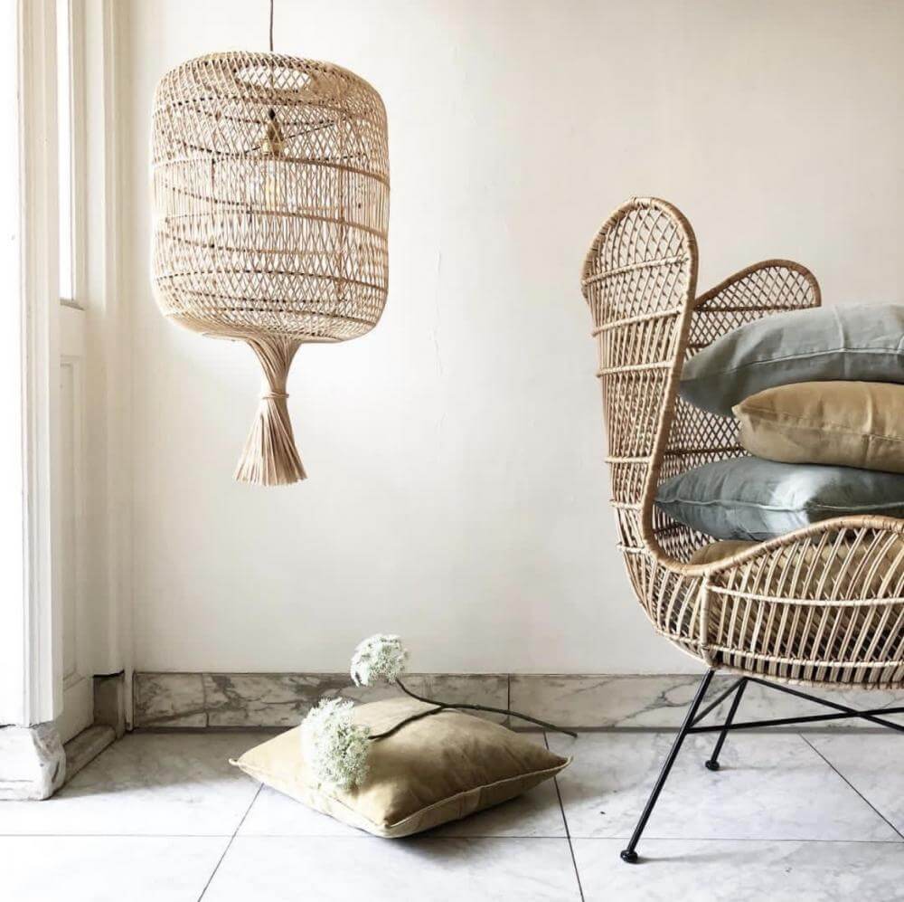 Rotan Dumpling Hanglamp en Vloerlamp in natuurlijke stijl met bijpassende stoel en kussen, bohemian interieur sfeer.