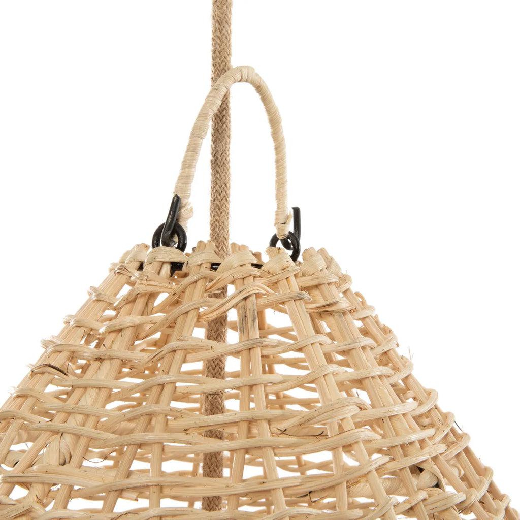 Alt Tag: Detail van kooi-vormige rotan hanglamp "De Elba" in natuurlijke kleur, geïnspireerd op Italiaanse kuststijl.