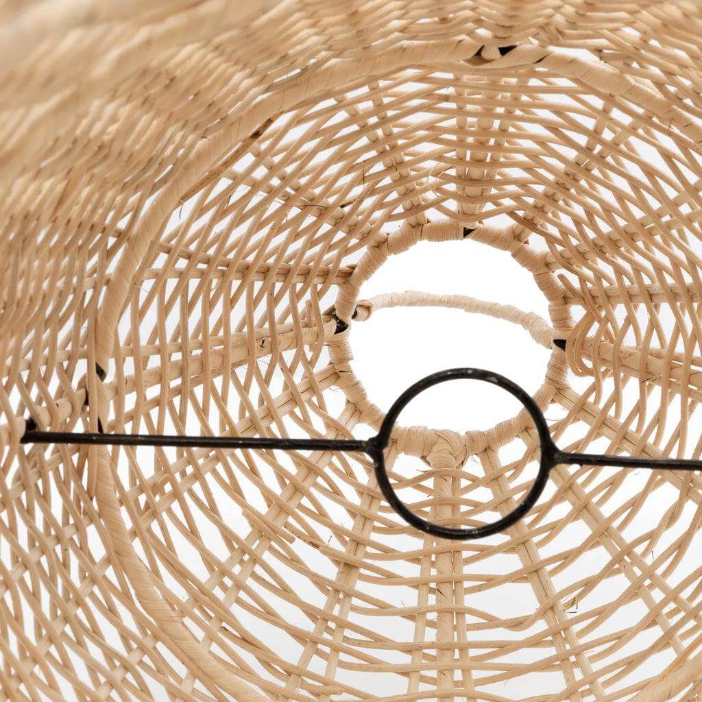 Binnenkant van de kooivormige rotan De Elba Hanglamp in natuurlijke tint, geïnspireerd door Italiaanse eilanden, geschikt voor plafond en staande installaties.