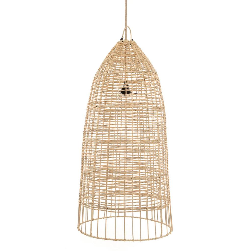 De Elba Hanglamp van natuurlijk rotan, kooivormig ontwerp, perfect voor Italiaanse kustsfeer, geschikt als hang- of staande lamp.