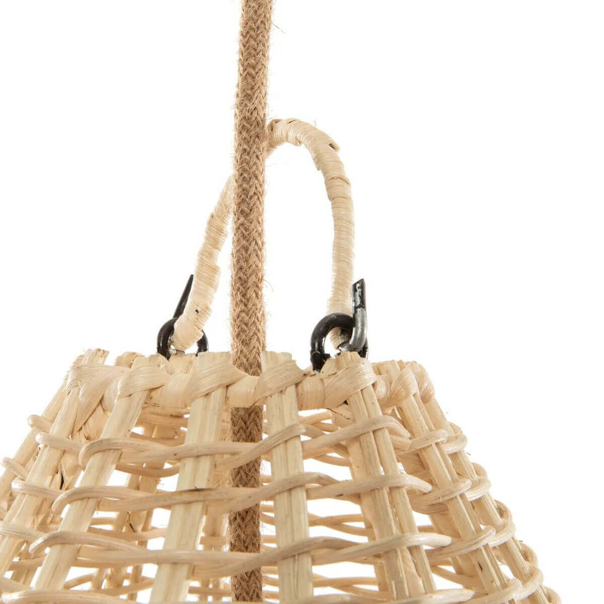 Close-up van kooivormige rotan De Elba Hanglamp in natuurlijke kleur, past perfect bij kustdesign en is veelzijdig als hanger of vloerlamp.