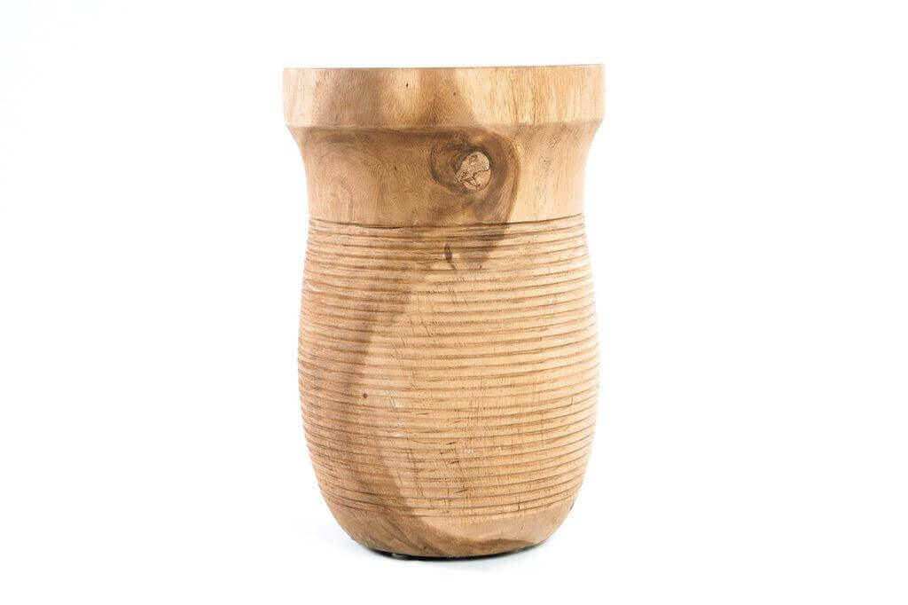 De Ezili Kruk - Naturel houten zitmeubel met organische vormen en unieke lijnpatronen, multifunctioneel voor woonkamer gebruik.