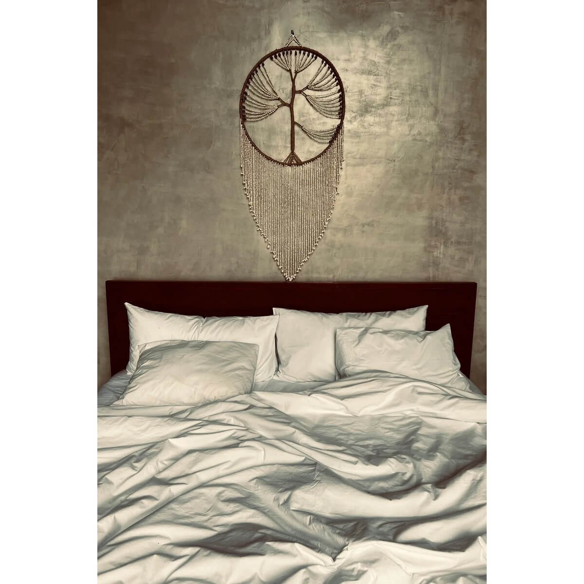 Alt Tag: Handgemaakte dromenvanger met boomdesign boven bed, vangt nare dromen en straalt zomerse sfeer uit, perfect voor huisdecor.