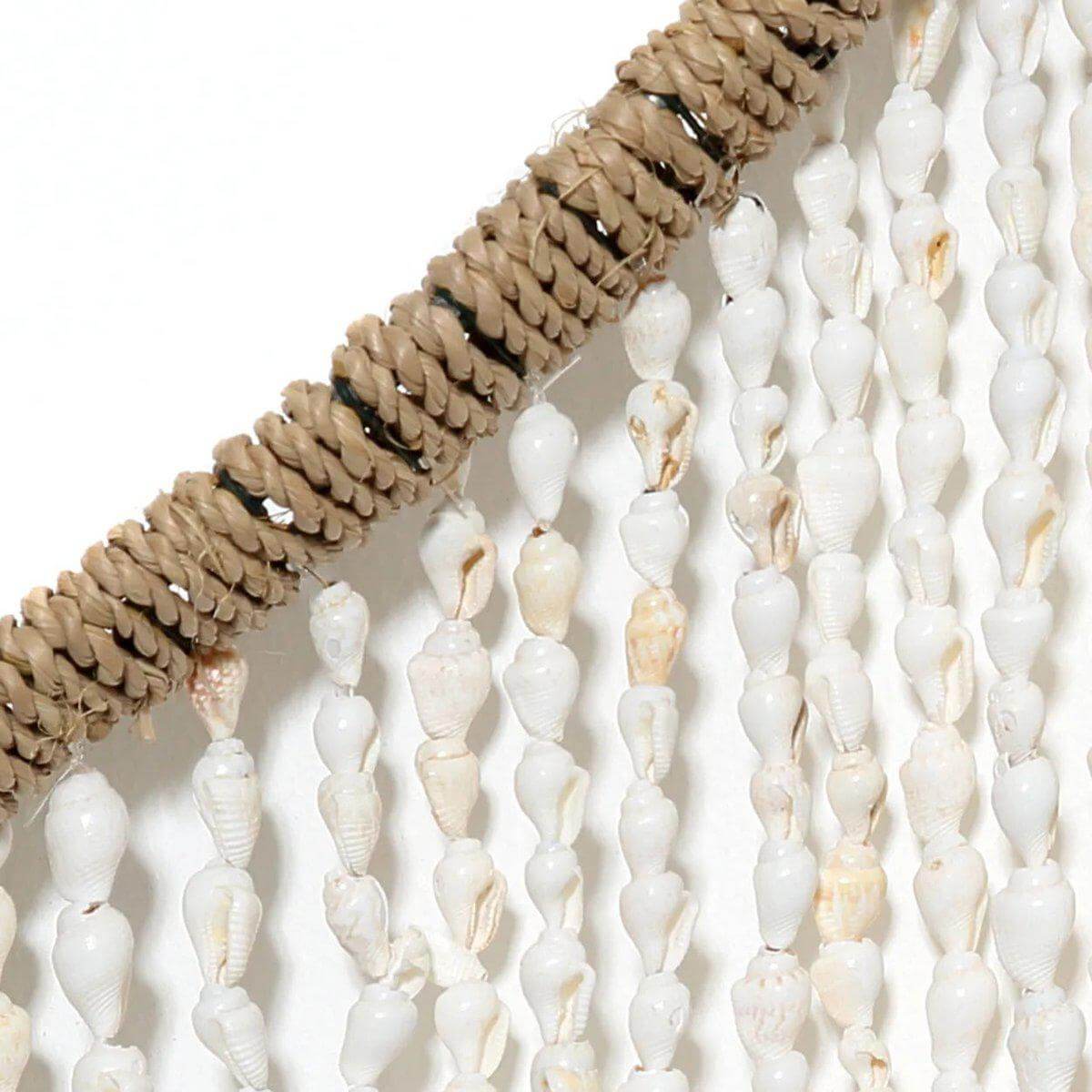 Handgemaakte dromenvanger met schelpen, perfect voor een zomerse sfeer. Bescherm tegen negatieve dromen met deze kunstige creatie.