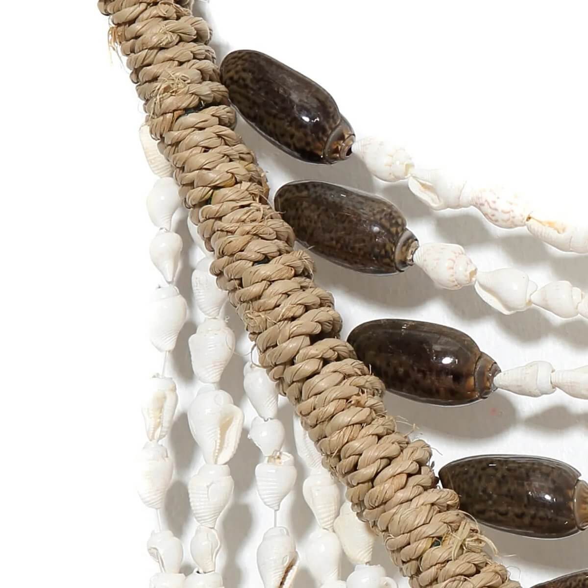Detail van handgemaakte dromenvanger met schelpen en natuurlijke materialen, ideaal om negatieve dromen te verjagen en zomerse sfeer te creëren.
