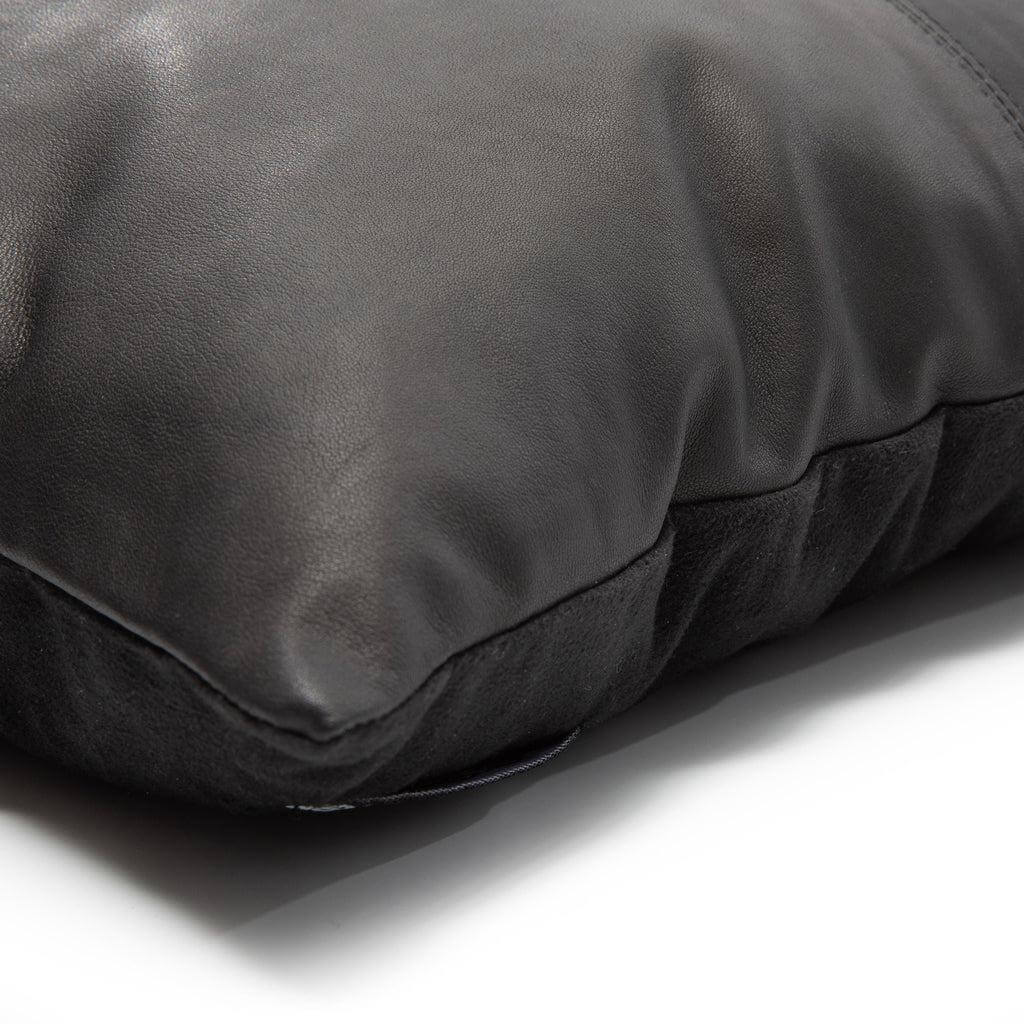 De Four Leather Panel Kussenhoes - Zwart - 40x40 Bazar Bizar Ons zwart lederen Four Panel kussen voegt een stijlvol textuurelement toe aan uw zacht meubilair. Een onmisbaar stuk om een chique vibe toe te voegen aan uw woonkamer, slaapkamer of zelfs in de