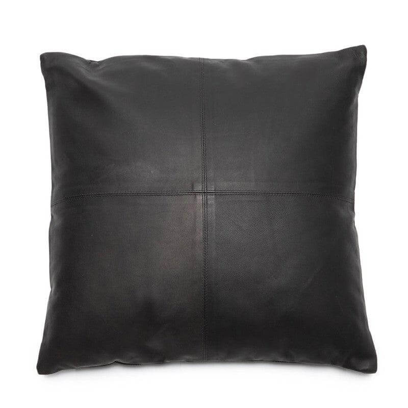 De Four Leather Panel Kussenhoes - Zwart - 60x60 Bazar Bizar Ons zwart lederen Four Panel kussen voegt een stijlvol textuurelement toe aan uw zacht meubilair. Een onmisbaar stuk om een chique vibe toe te voegen aan uw woonkamer, slaapkamer of zelfs in de