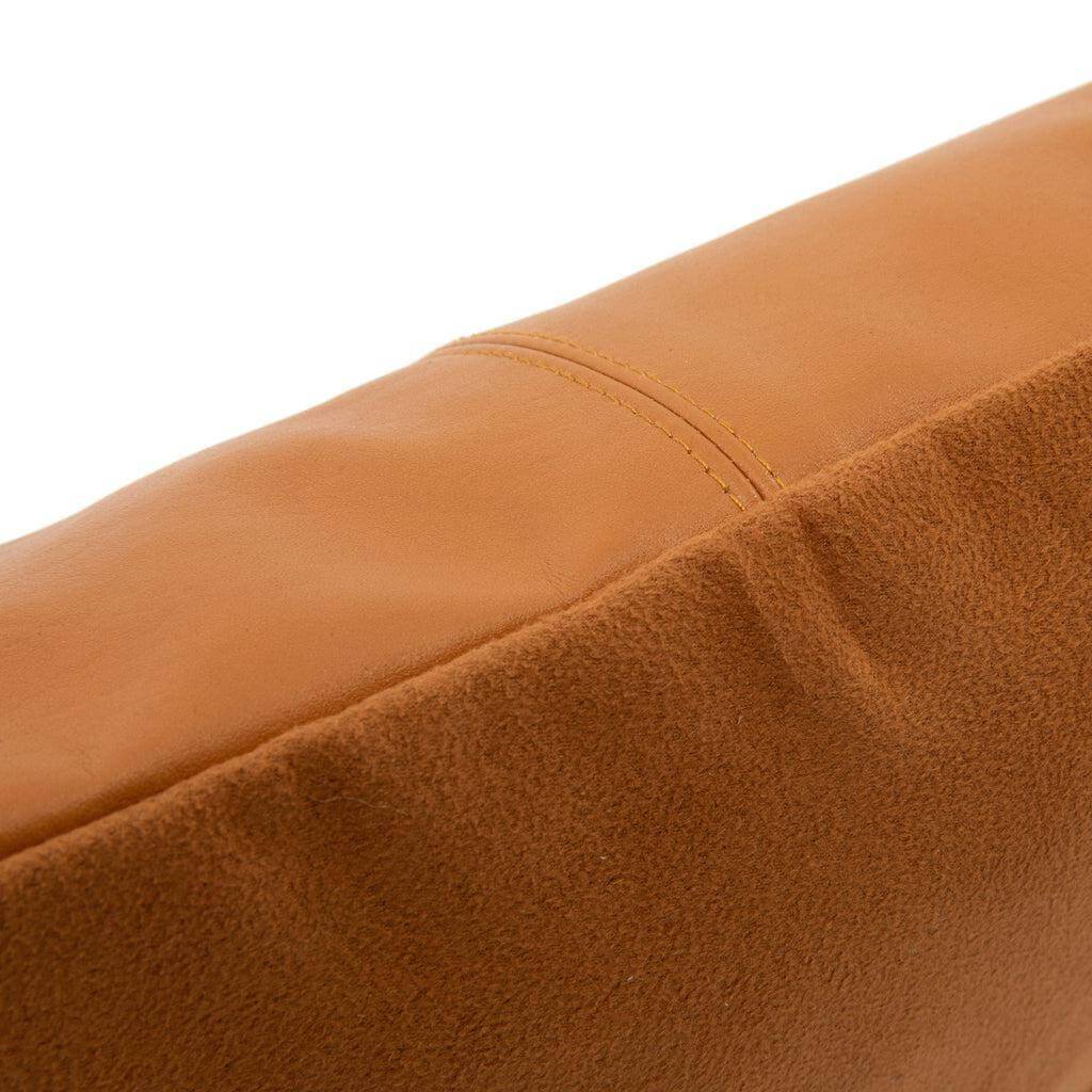 De Four Panel Leather Kussenhoes - Camel - 40x40 Bazar Bizar Ons camelkleurig lederen vierkant Vierkant Paneelkussen voegt een stijlvol textuurelement toe aan uw zacht meubilair. Een onmisbaar stuk om een chique uitstraling te geven aan uw woonkamer, slaa