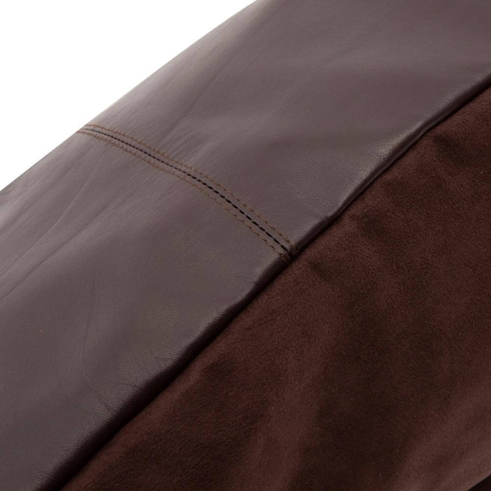 De Four Panel Leather Kussenhoes - Chocolade - 60x60 Bazar Bizar Ons vierkant lederen vier panelen kussen in chocoladekleur voegt een stijlvol textuurelement toe aan uw zacht meubilair. Een onmisbaar stuk om een chique uitstraling te geven aan uw woonkame