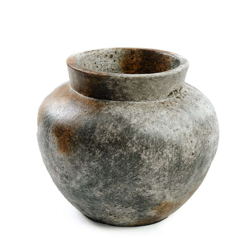 Antieke grijze terracotta vaas, 23 cm hoog, met zilverachtige glans en schakeringen van zwart en roest. Ideaal voor gedroogde bloemen.