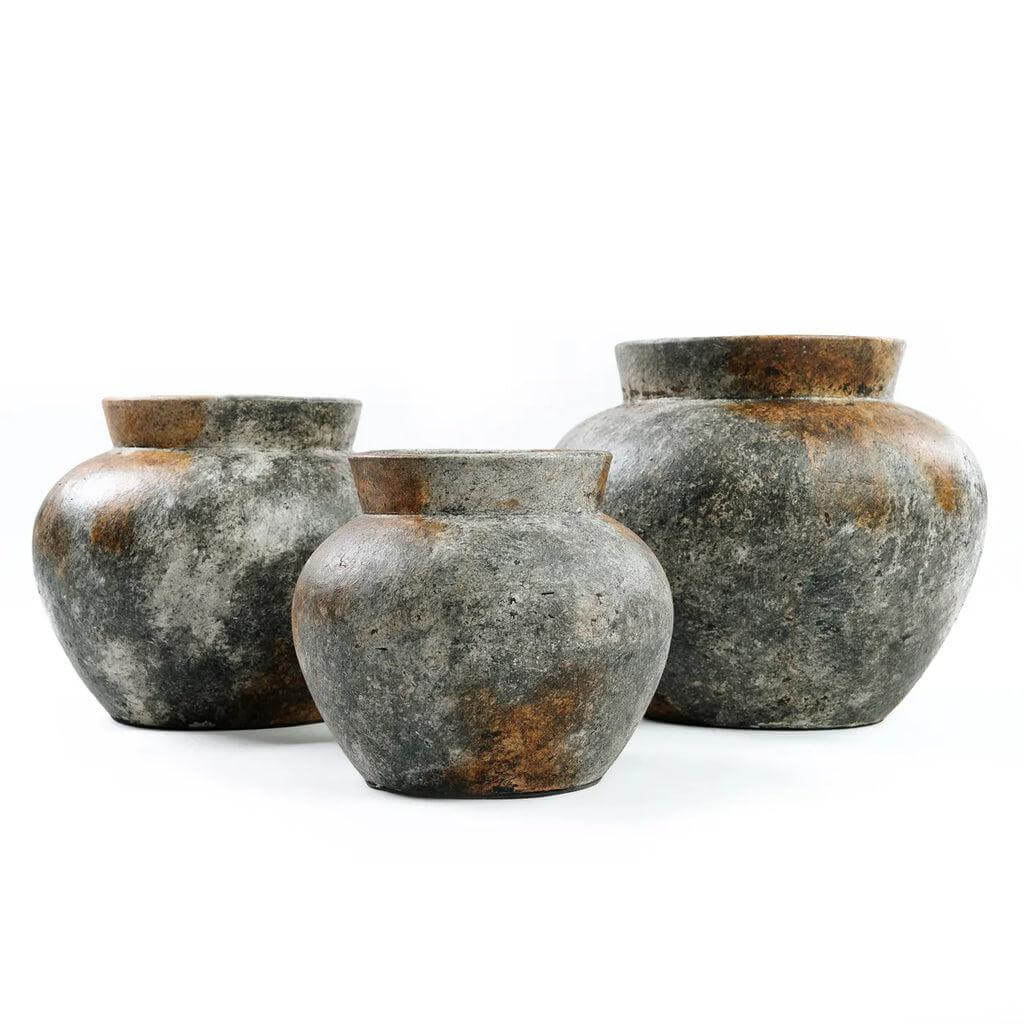 Drie antieke grijze terracotta vazen met zilverachtige glans, ideaal voor droogbloemen, in verschillende maten te koop. Niet waterdicht.