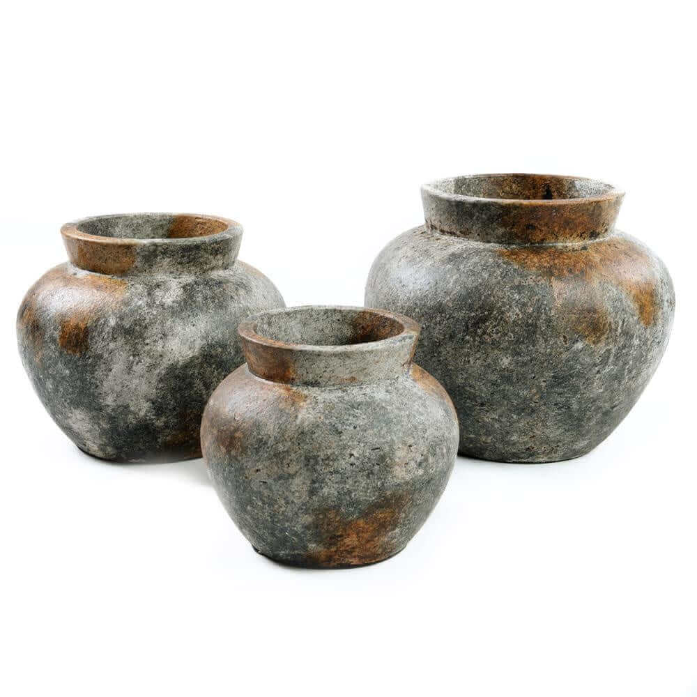 Set van drie antieke grijze terracotta vazen met zilverachtige glans, perfect voor droogbloemen.