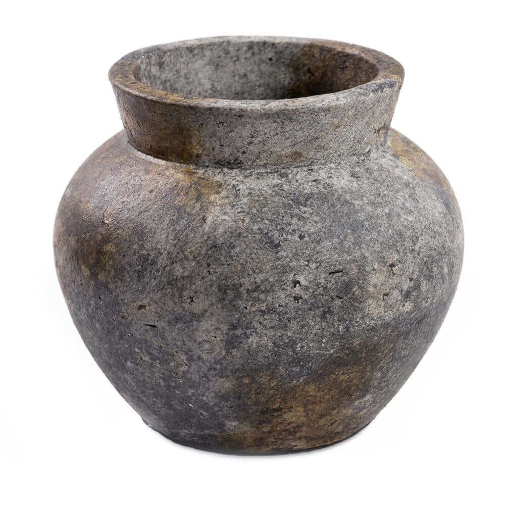 Antieke terracotta vaas met zilverachtige glans, geschikt voor droogbloemen, met schakeringen van zwart, blauw, rood en roest.