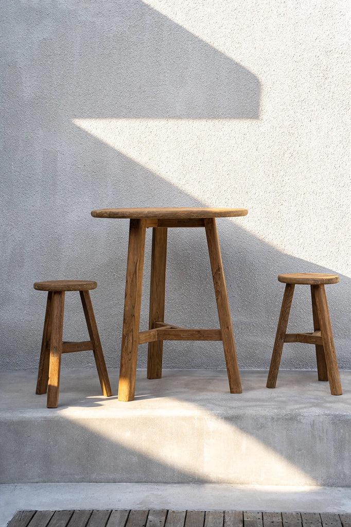 De duurzame Fusuma Bartafel set van gerecycled teakhout in een buitenruimte, perfect voor stijlvolle al fresco brunches.