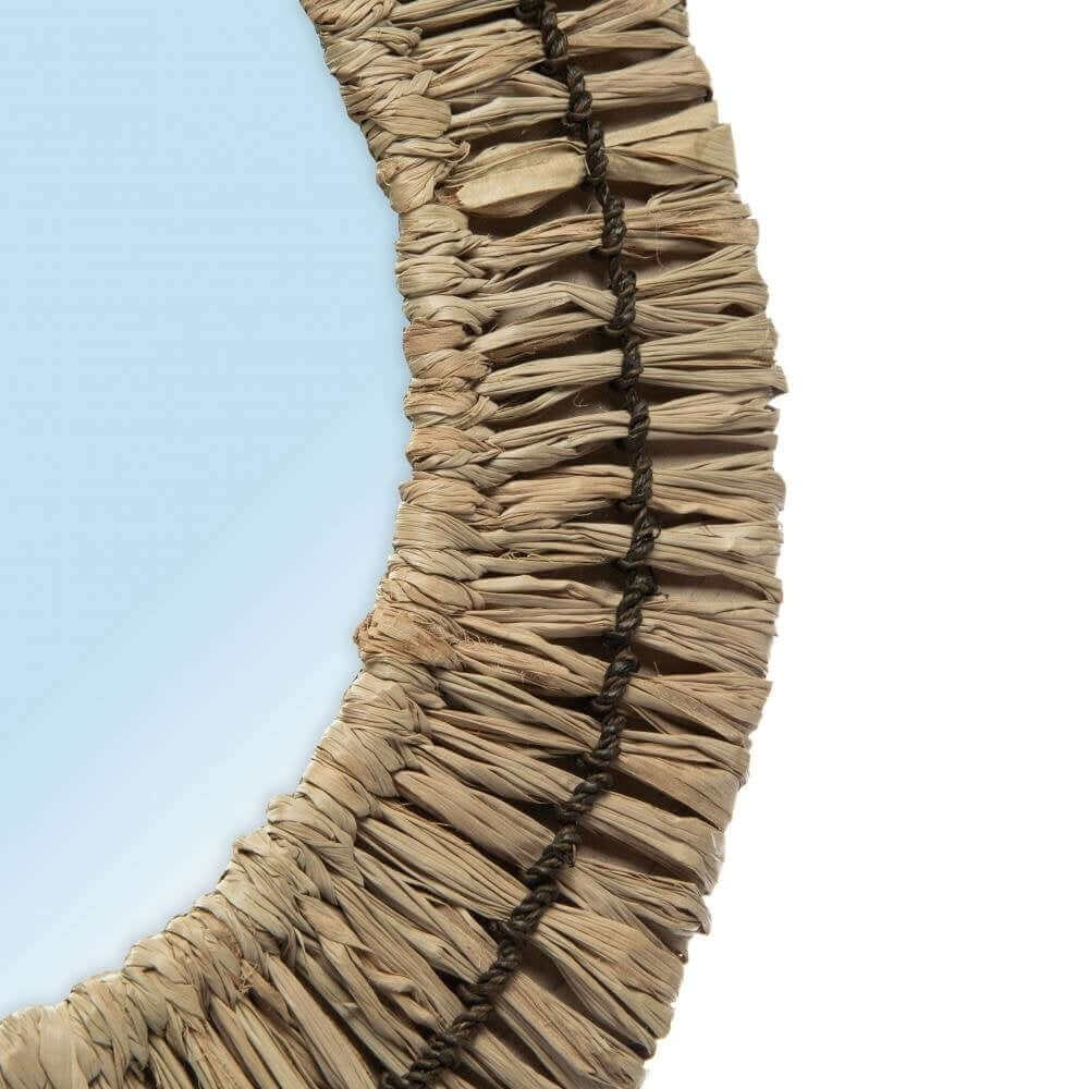 Ronde spiegel met natuurlijke raffia rand in zwart van Bazar Bizar Living, elegant en eenvoudig, perfect voor een stijlvolle muur.