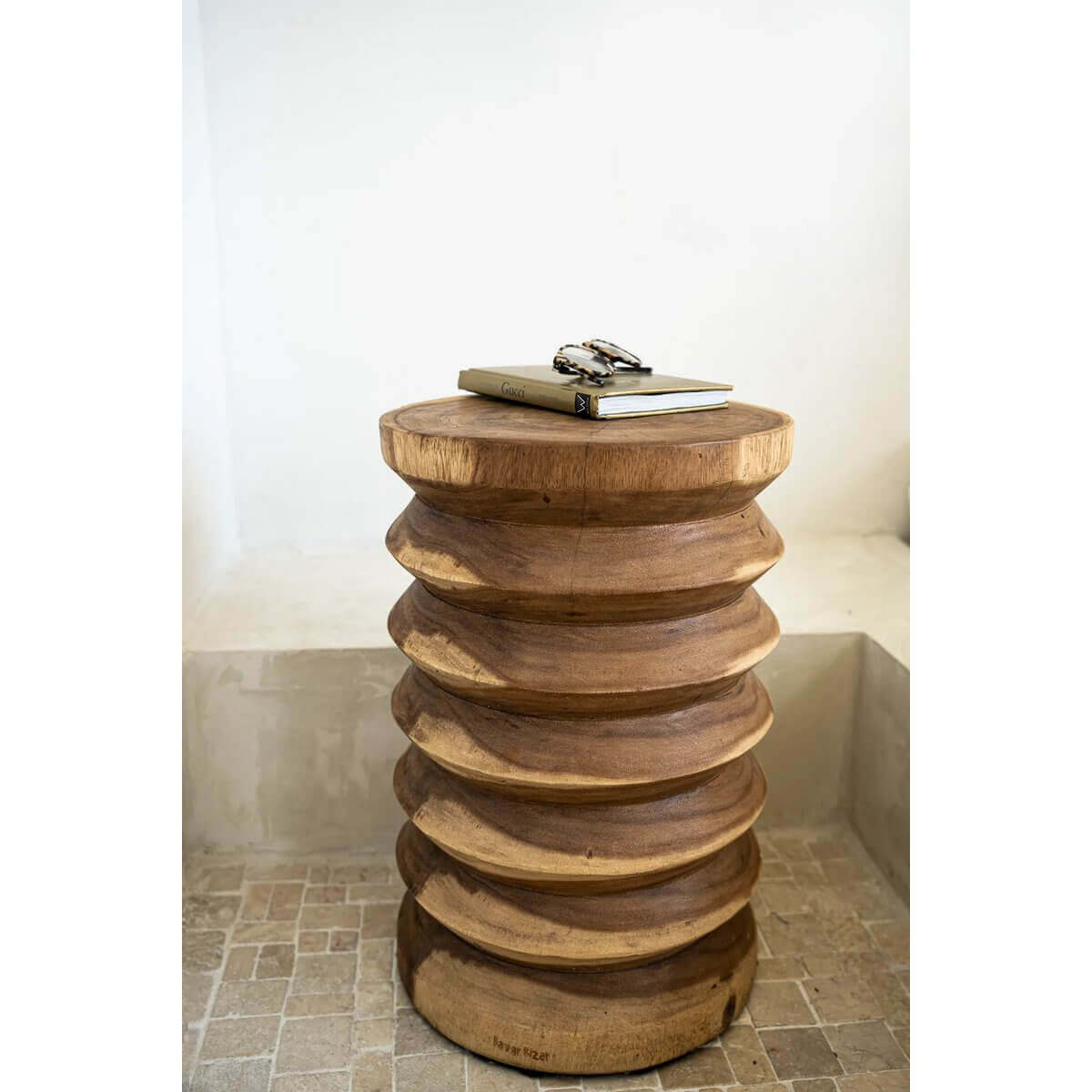 Handgemaakte houten Galapagos kruk, natuurlijk design, perfect voor modern of bohemien interieur, met unieke nerfpatronen.